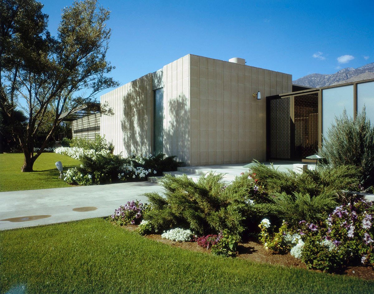 Photo by Julius Shulman © J. Paul Getty Trust. Getty Research Institute, Los Angeles (2004.R.10)